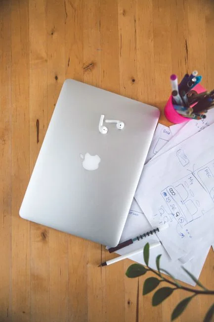 Une vue en flat lay d’éléments de branding avec des palettes de couleurs et des documents de planification stratégique posés sur une surface en béton.
